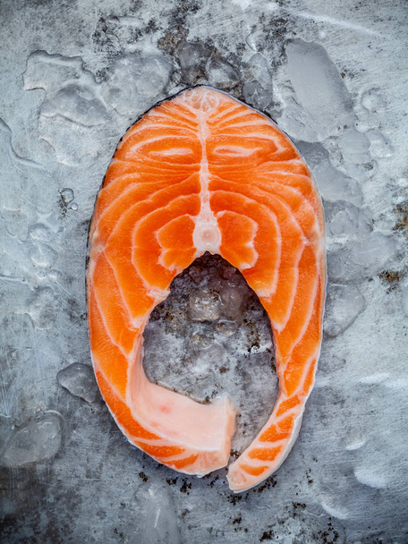 Filete de salmón fresco en rodajas planas sobre fondo metálico en mal estado
.  - Foto, imagen