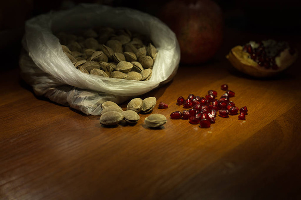 Ρόδι φρούτα και πυρήνων βερίκοκων - Φωτογραφία, εικόνα