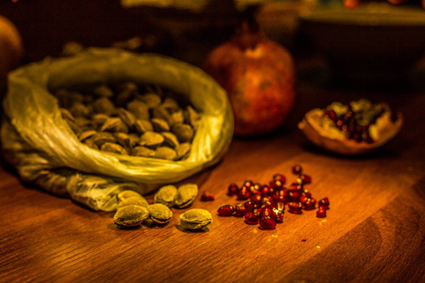 Frutas de romã e amêndoas de damasco
 - Foto, Imagem