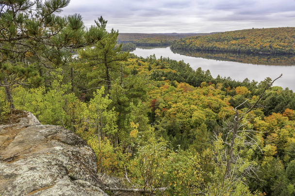 Докембрийская скала с цветами осени и озером на заднем плане
 - - Фото, изображение