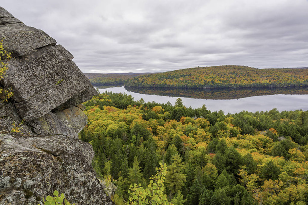 Докембрийская скала с цветами осени и озером на заднем плане
 - - Фото, изображение