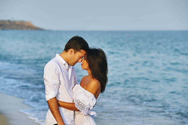 Mooie romantische paar verliefd op de kust - Foto, afbeelding