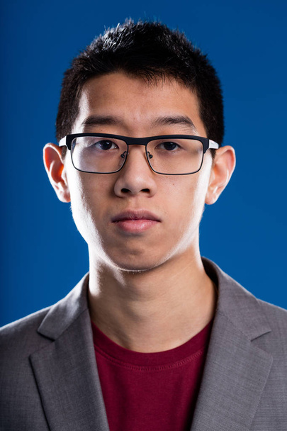 asiático descendencia hombre con gafas retrato
 - Foto, Imagen