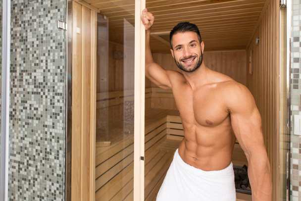 Retrato de um homem muscular relaxante na Sauna
 - Foto, Imagem