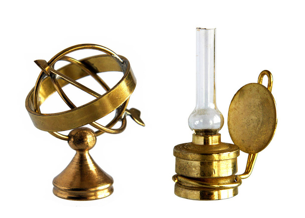 Латунная астролябия и керосиновая лампа
 - Фото, изображение