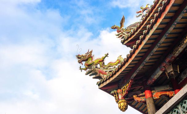 Asia culture concept - Roof with beautiful decoration of famous heritage landmark, the traditional old oriental Chinese temple, lungshan in Taipei, Taiwan - Fotografie, Obrázek