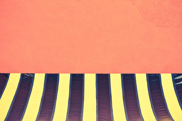 barevné plastové stanu na oranžové zdi - retro vintage filtr effe - Fotografie, Obrázek