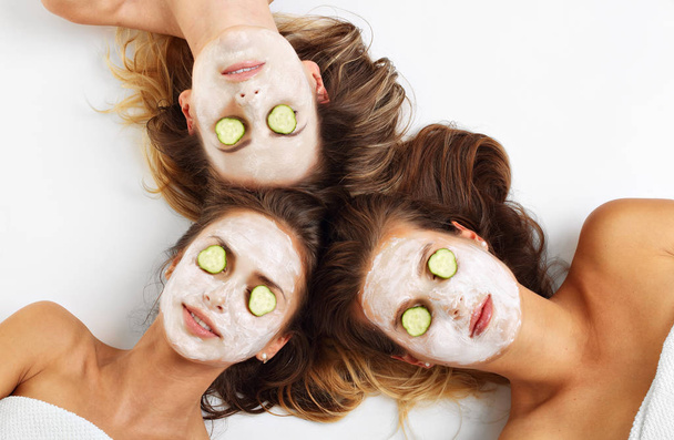 Trois amis avec des masques faciaux
 - Photo, image