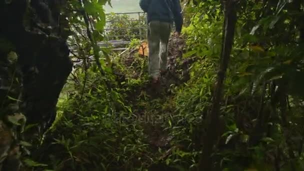 homme grimpe sur le chemin rocheux
 - Séquence, vidéo