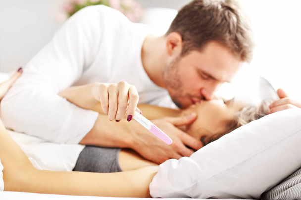 glückliches Paar mit Schwangerschaftstest - Foto, Bild