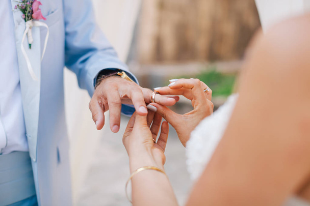 wearing wedding ring ceremony - Foto, Bild