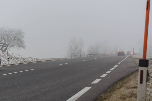 Αυτοκινήτων και την κυκλοφορία στην ομίχλη - Φωτογραφία, εικόνα