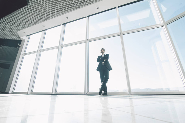 Успешный бизнесмен против панорамных окон
 - Фото, изображение