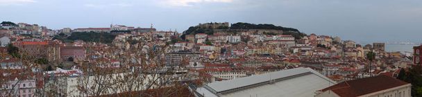 Portugali: Lissabonin taivaanranta punaisten kattojen, vanhan kaupungin palatsien ja Pyhän Yrjön linnan näköalalla
 - Valokuva, kuva