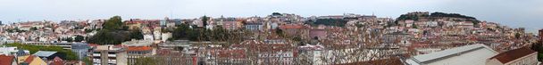 Portogallo: lo skyline di Lisbona con vista sui tetti rossi, i palazzi della Città Vecchia e il Castello di San Giorgio
 - Foto, immagini
