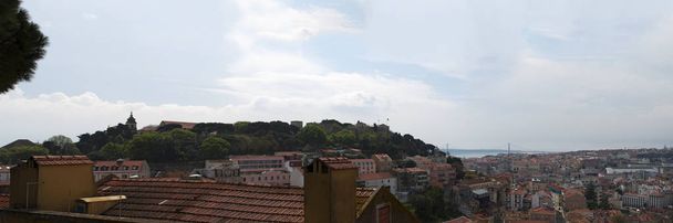Portugali: Lissabonin taivaanranta punaisten kattojen, vanhan kaupungin palatsien ja Pyhän Yrjön linnan näköalalla
 - Valokuva, kuva