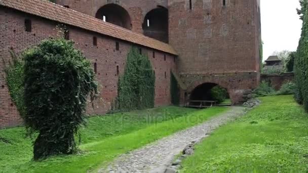 Kasteel van de Duitse orde in Malbork is grootste kasteel in de wereld qua oppervlakte. Het werd gebouwd in Marienburg, Pruisen door de Duitse orde, in de vorm van een vesting Ordensburg. - Video