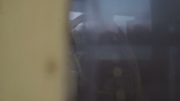 Kapitän steigt vor der Fahrt in ein Steuerhaus mit Steuerruder - Filmmaterial, Video