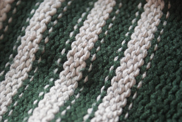 Textilní pozadí zelené vlny zimní vzor s bílým strapes - Fotografie, Obrázek