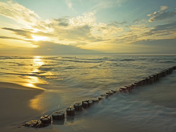 Βαλτική θάλασσα με κυματοθραύστες στο ηλιοβασίλεμα - Φωτογραφία, εικόνα