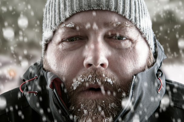 Mann im Schneesturm aus nächster Nähe - Foto, Bild