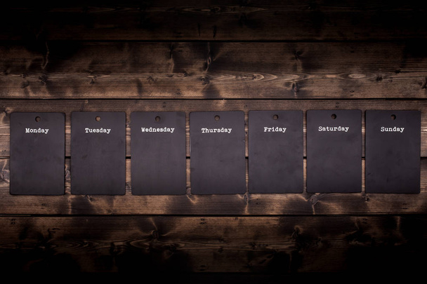 Επτά ημερών μαύρο πίνακα κιμωλίας προκηρύξεις - Φωτογραφία, εικόνα