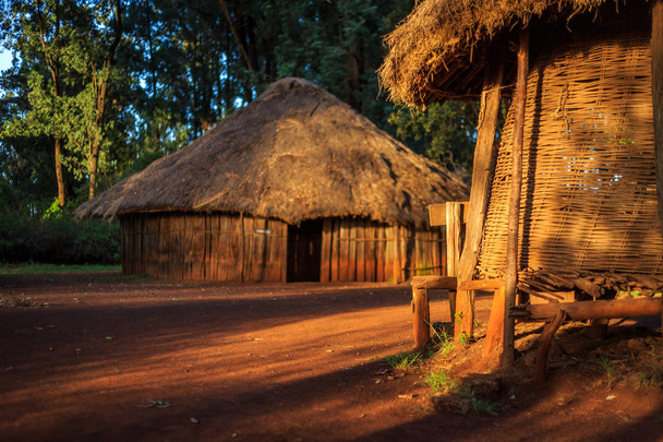 ケニア人の伝統的な部族の村 - 写真・画像