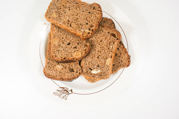 Tranches de pain frais parfumé avec épices, raisins secs, miel et noix
 - Photo, image