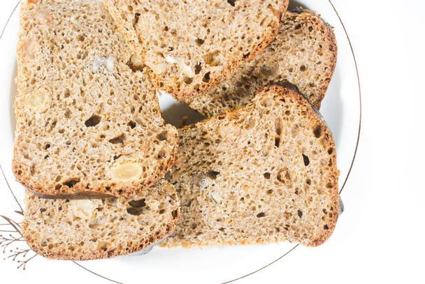 Φέτες από φρέσκα αρωματικά δίαιτα ψωμί με μπαχαρικά, σταφίδες, μέλι και ξηρούς καρπούς - Φωτογραφία, εικόνα