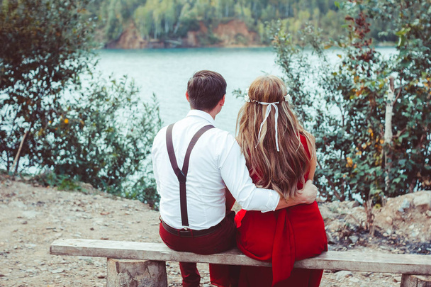 amantes sentados junto al agua en el banco
 - Foto, imagen