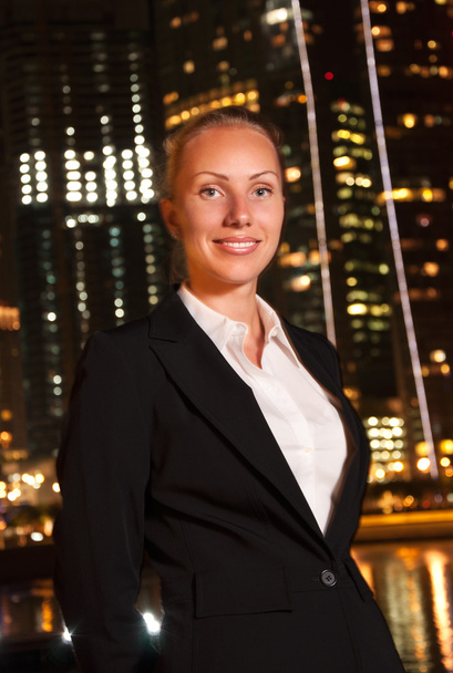 Smiling young business woman in the big city at night - Foto, Bild
