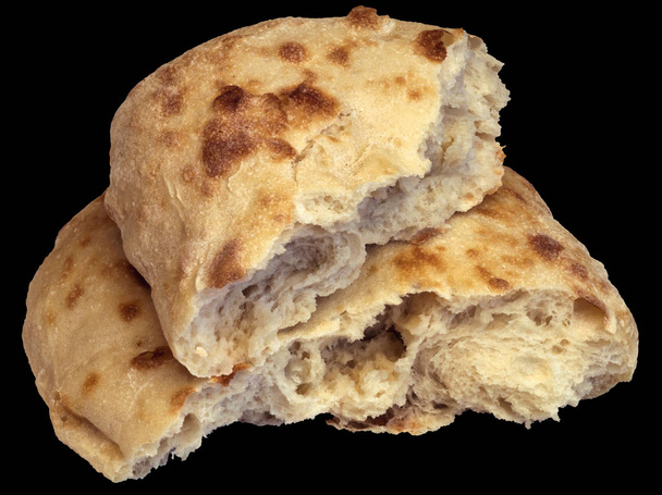 Pitta kenyér szakadt Loaf elszigetelt fekete háttér - Fotó, kép