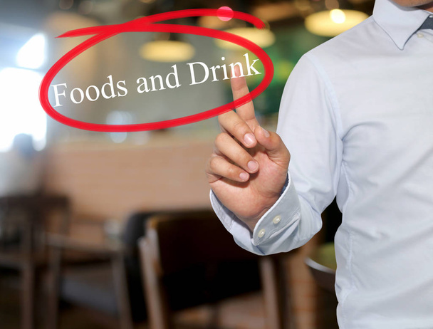 Mano del hombre tocando texto Alimentos y Bebidas con color blanco en bl
 - Foto, imagen
