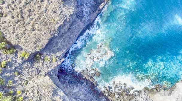 海沿いの岩のオーバー ヘッド ビュー - 写真・画像
