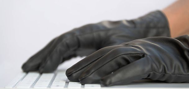 Χάκερ σε μαύρα γάντια - Φωτογραφία, εικόνα