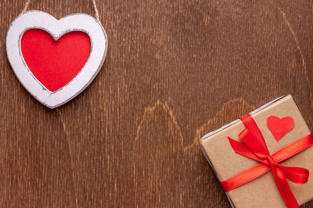 ξύλινο κουτί καρδιά και δώρο - Φωτογραφία, εικόνα