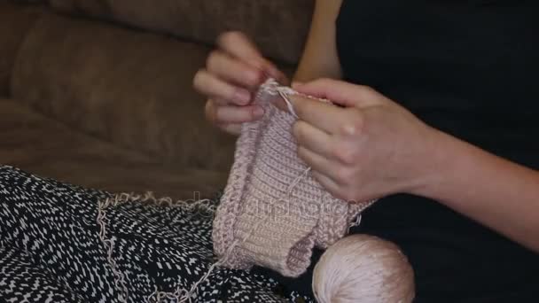 Žena ruce zblízka pletení - Záběry, video