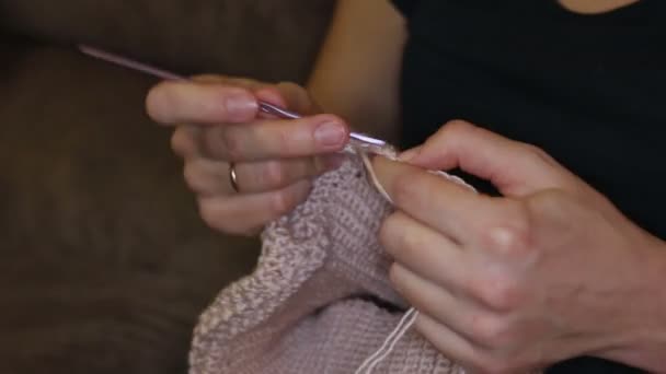 Las manos de mujer cierran tejiendo - Imágenes, Vídeo
