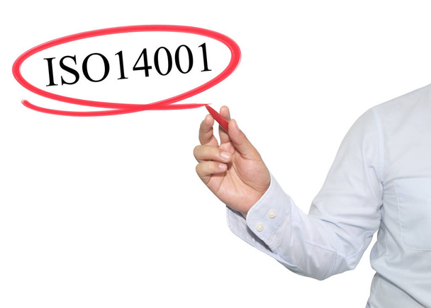 Mão do homem escrever texto ISO 14001 com cor preta isolada no wh
 - Foto, Imagem