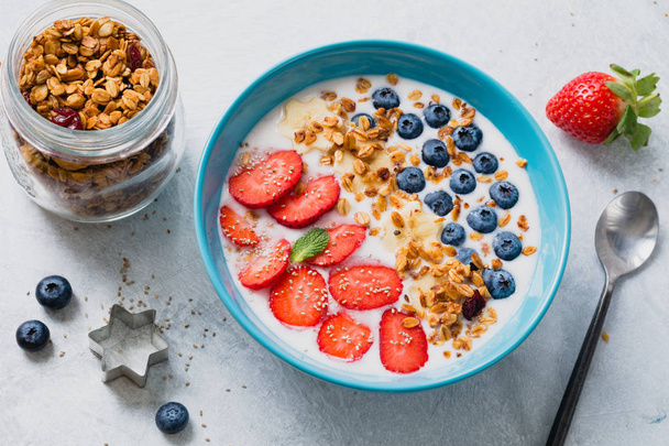 Smoothie bowl with strawberries, blueberries, banana and muesli - Foto, Imagem