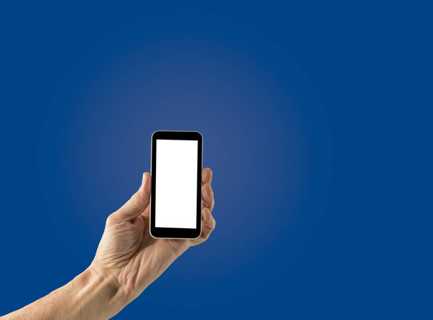 teléfono inteligente de mano masculino con pantalla en blanco - Foto, Imagen