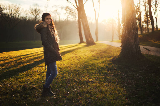 Νεαρή γυναίκα πορτρέτο χειμερινό πάρκο - Φωτογραφία, εικόνα