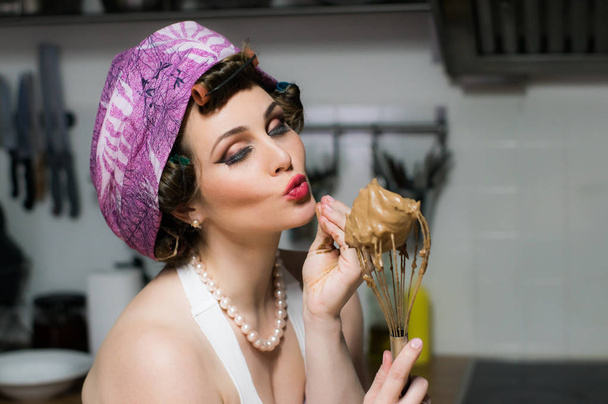 Divertido hermosa chica con maquillaje cocineros en la cocina
 - Foto, Imagen