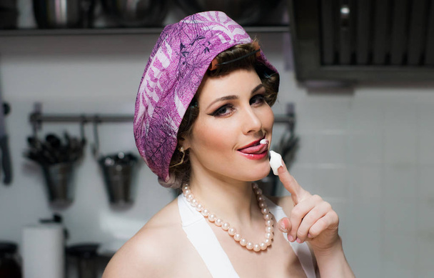 Красивая девушка с гримерами на кухне
 - Фото, изображение