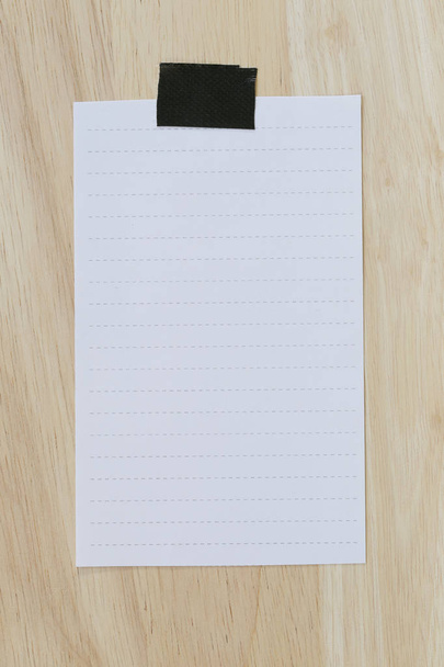Papel branco em branco ou papel de nota no chão de madeira marrom
. - Foto, Imagem