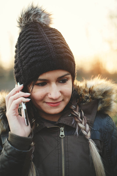 Mujer joven llamando con teléfono móvil al aire libre en invierno
 - Foto, Imagen