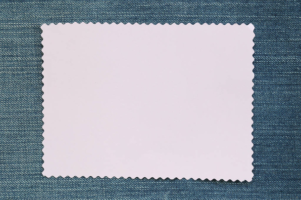 Σημείωση χαρτί των κενών και αντίγραφο χώρου σε φόντο τζιν. - Φωτογραφία, εικόνα