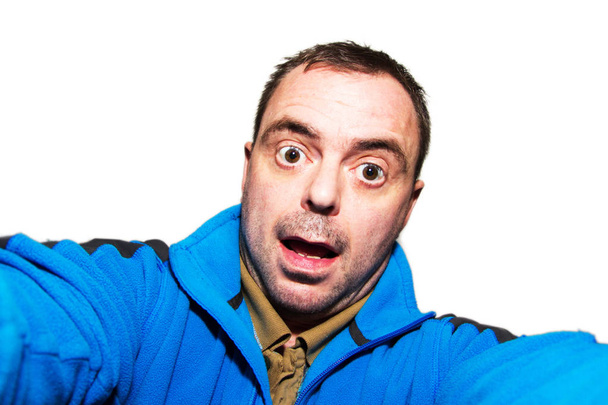Hombre hablando selfie tirando de cara divertida sobre fondo blanco
 - Foto, Imagen