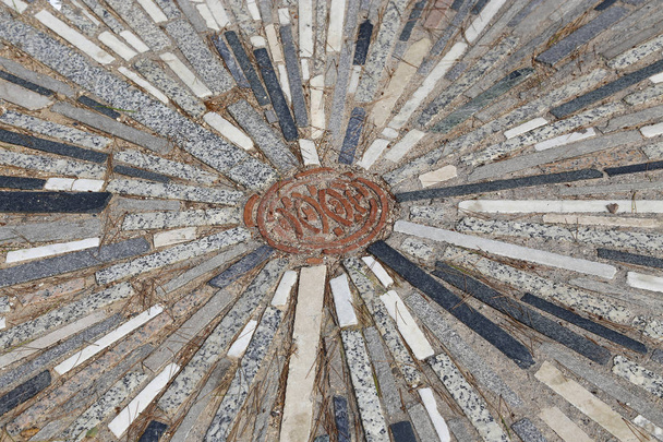Pavimento con tiras de granito patrón concéntrico
 - Foto, Imagen