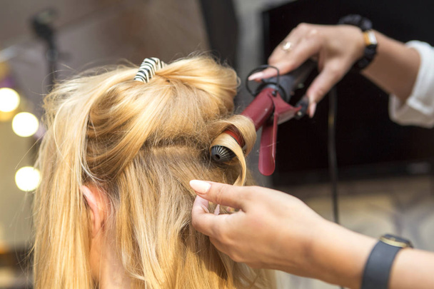 Μελαχρινή κόκκινα μαλλιά καλλιτέχνης κομμωτής κάνοντας σγουρά hairstyle β - Φωτογραφία, εικόνα